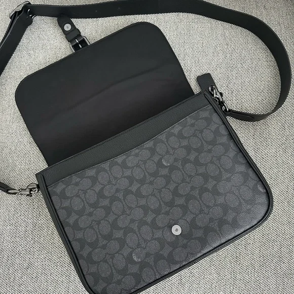 NWT Coach Warner Messenger Bag CW214